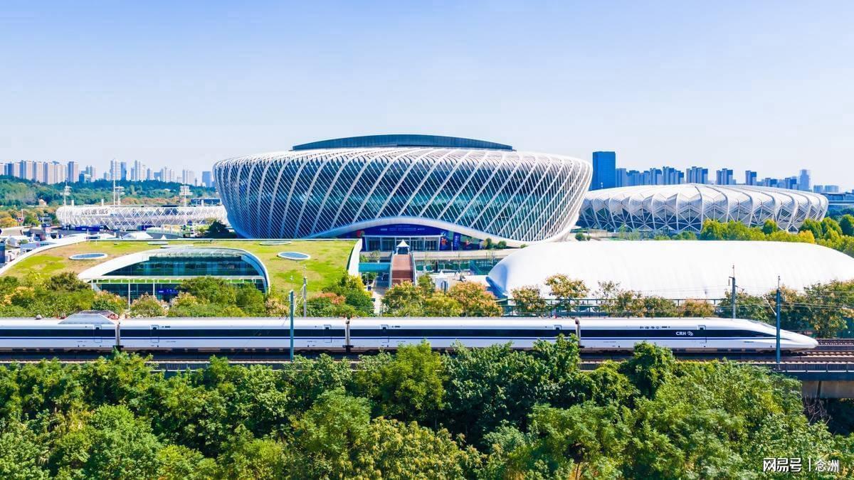 武网遭批!郑钦文次轮就打萨巴 外卡不给朱琳 网友:生怕她们赢球?